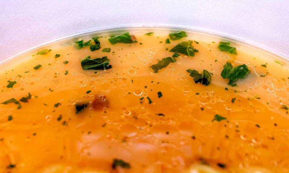 スープに浮いている野沢菜の欠片
